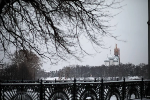 Зимовий пейзаж сільських полів і доріг — стокове фото