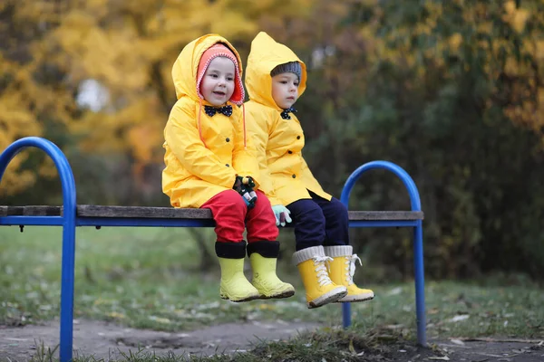 Een kind in een regenjas voor een wandeling buiten — Stockfoto