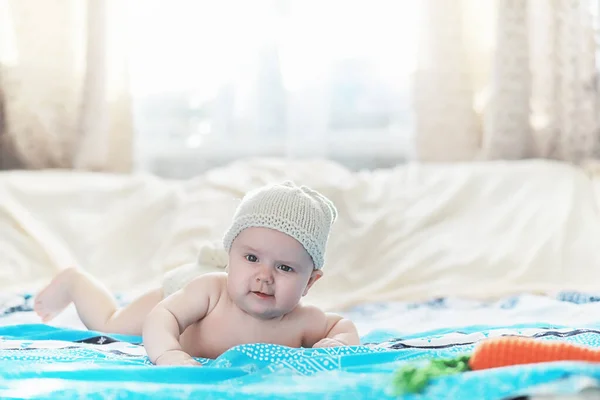 Un bebé recién nacido está acostado en una cama blanda . — Foto de Stock