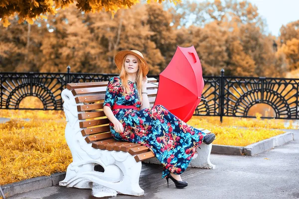 Menina na rua com um guarda-chuva — Fotografia de Stock