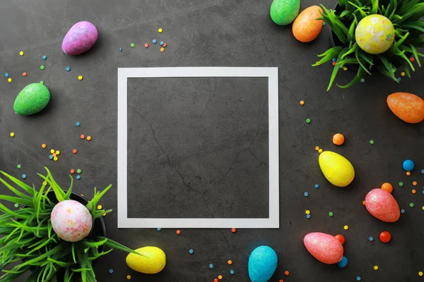 Fondo de Pascua sobre piedra negra. Huevos y dulces multicolores . —  Fotos de Stock