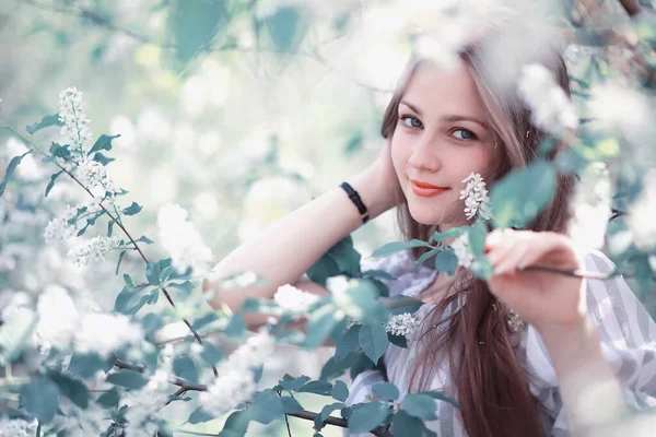 Ein Mädchen in einem frühlingshaften grünen Park — Stockfoto