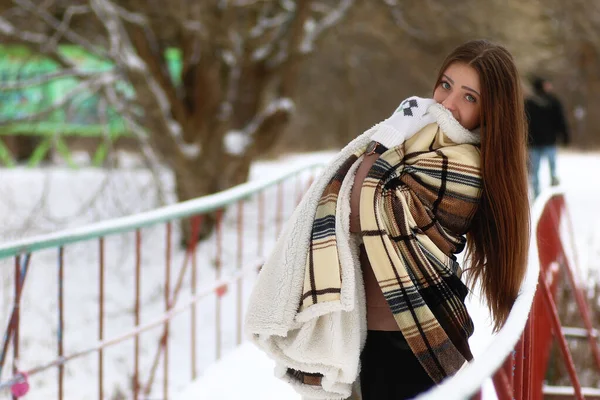 Junge schöne Mädchen im Winter verschneiten Tag — Stockfoto