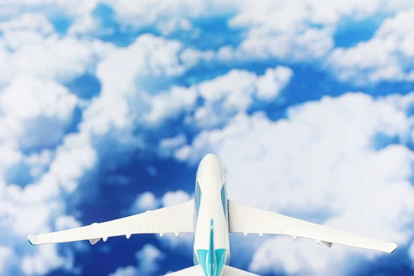 O avião voa no céu acima das nuvens . — Fotografia de Stock