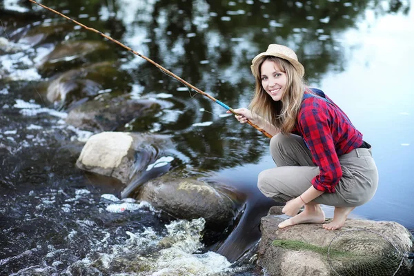 Chica junto al río con una caña de pescar —  Fotos de Stock