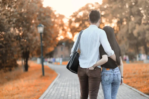 Giovane coppia in passeggiata nel parco autunnale — Foto Stock
