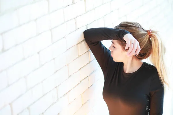 Una giovane ragazza riposa in una stanza accogliente — Foto Stock