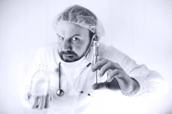 Czarno-białe zdjęcie Brodaty lekarza w biały płaszcz i ol — Zdjęcie stockowe