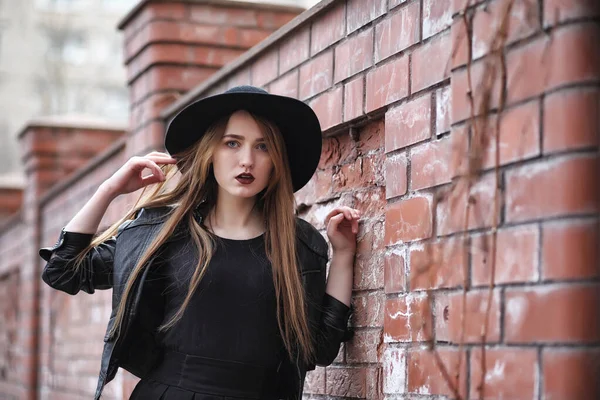 Joven chica hermosa en un sombrero y con un maquillaje oscuro en el exterior. G — Foto de Stock