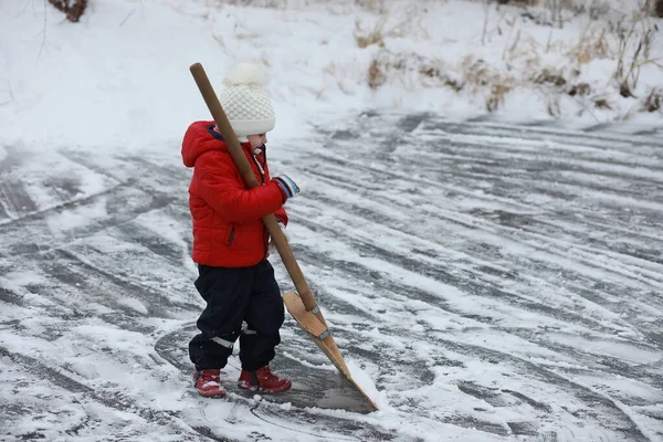 Ragazza Giocare Fuori Inverno Giochi Neve Strada — Foto Stock