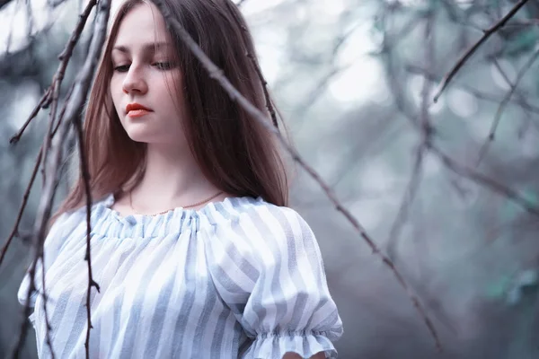 Une fille dans un parc vert printanier — Photo