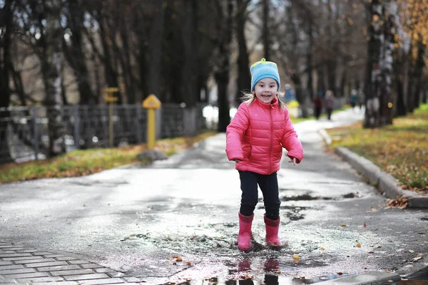 Dzieci chodzą na jesieni Park — Zdjęcie stockowe