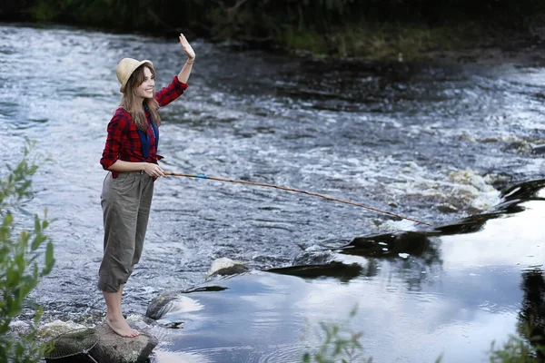 Chica junto al río con una caña de pescar — Foto de Stock