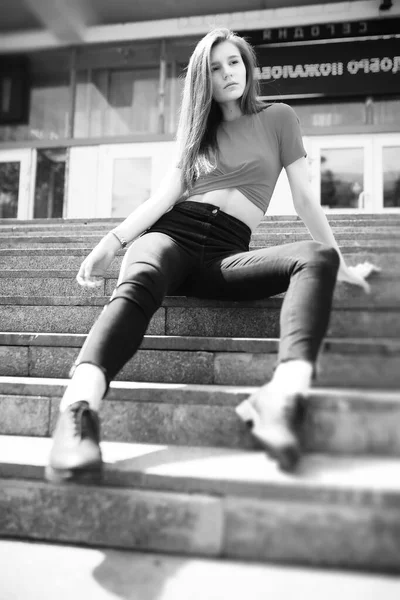 Una chica posando en los escalones de un edificio — Foto de Stock