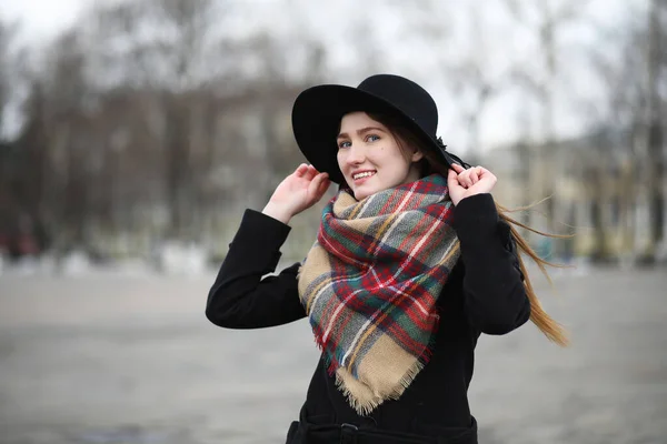 Mujer francesa para dar un paseo a principios de primavera — Foto de Stock