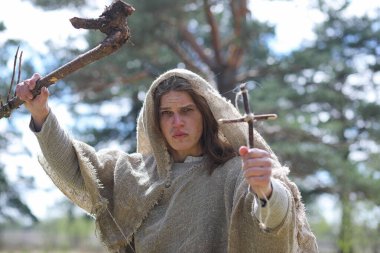 Karanlık bir ormanda bir ritüel bir cüppe içinde geçirir