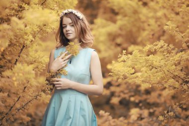 Bir yürüyüş ve sonbaharında genç kız 