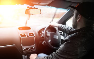 Bir adam bir araba kullanıyor. Sürücü yol boyunca arabayla sürüş.