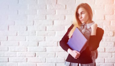 Genç güzel sarışın kız öğrenci