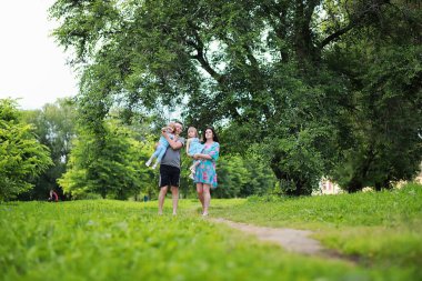 Annem ve iki kızım var.