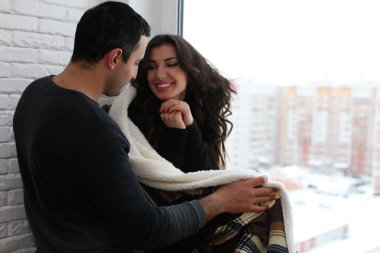 Evli genç bir çift yeni bir daire içinde