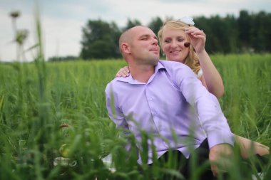 Çift aşık alanında yaz günde yürüyüş