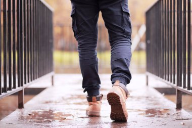 Ekim ayında sonbahar yağmurlu park