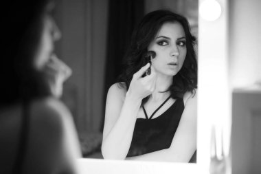 Kız makyaj siyah-beyaz yapmak