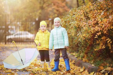 Çocuk sonbahar Park walk