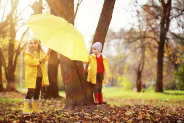 Çocuk sonbahar Park walk