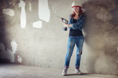 Kızıl saçlı kız bir elektro gitar ile. Rock müzisyen GIR