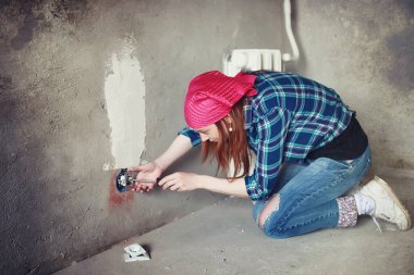 Kızıl saçlı kız bir elektro gitar ile. Rock müzisyen GIR