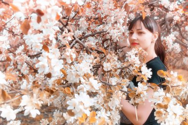 Sonbahar parkında güzel bir kız.