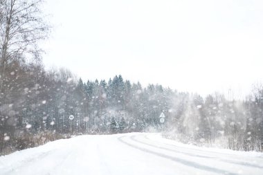 Kırsal alanların ve yolların kış manzarası