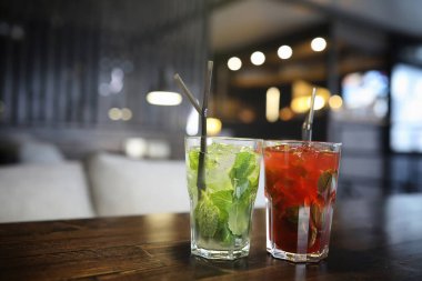 Bir tablo bir kafede nesnelerle