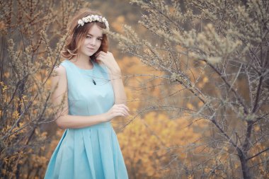 Bir yürüyüş ve sonbaharında genç kız 