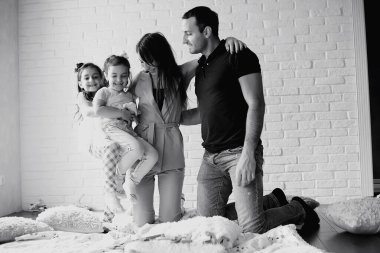 Kızları olan genç bir aile 