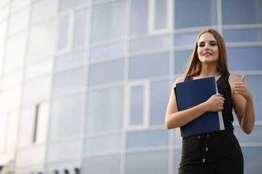 Kız bir iş toplantısında belgelerle