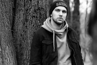 Genç sakallı adam açık