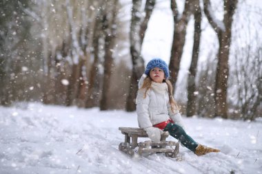 Bir kış masal, genç bir anne ve kızı bir kızak sürmek
