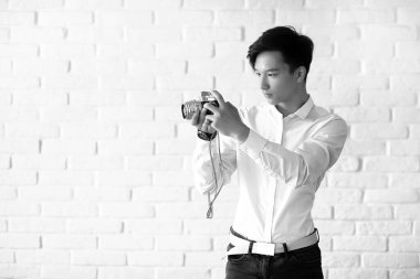 Bir kamera siyah ve beyaz ile Asya adam