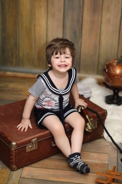 Retro bir iç ve bir eski telefon yere oturur. 