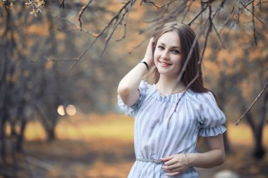 Bir yürüyüş ve sonbaharında genç kız 