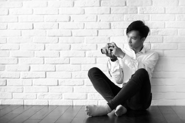 Bir kamera siyah ve beyaz ile Asya adam