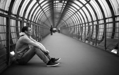 Siyah beyaz kapüşonlu adam.