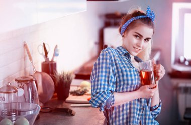 Sevimli Genç kız mutfakta yemek hazırlar