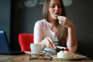 Kız bir kafede kahve notebook ile için