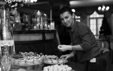 tatlılar ve arka karşı tatlı aperatifler çeşitli içeren tablo