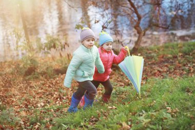 Çocuk sonbahar Park walk