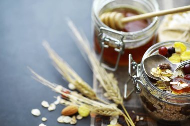 Sağlıklı kahvaltı. Süt lügatli tahıllardan Müsli.